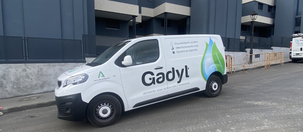 Vehículo oficial de GADYT acudiendo a un servicio