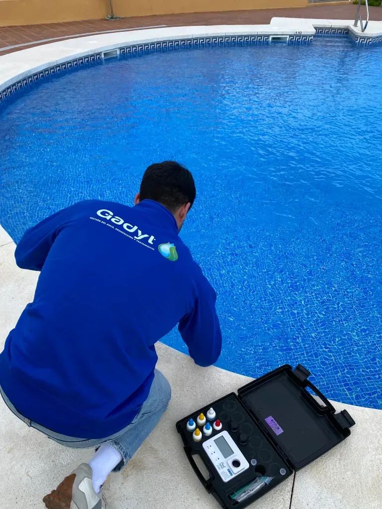 Inspección de depósito de agua antes del vaciado y limpieza