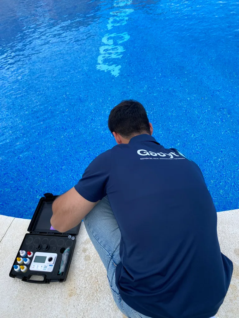 Laboratorio: Análisis de agua de piscina