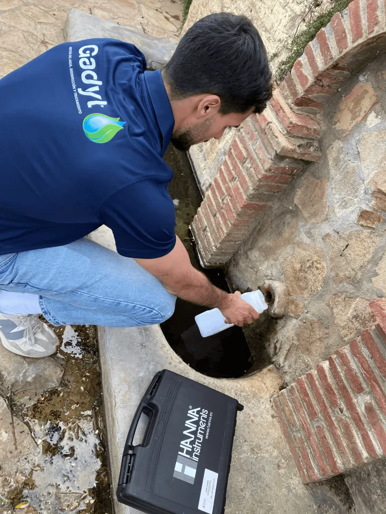 Muestreo de agua potable para análisis sanitario